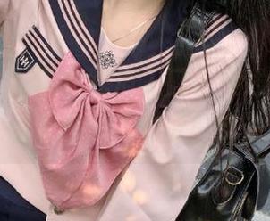 国产吃瓜入口：在线吃瓜，记得带上你的颅壳，别被瓜皮飞溅了！