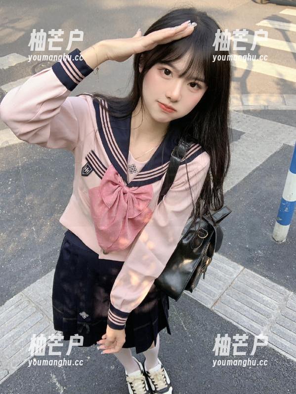 国产吃瓜入口：在线吃瓜，记得带上你的颅壳，别被瓜皮飞溅了！
