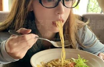胖妹子要吃瓜啦！点我链接“国产黑料”一探究竟！