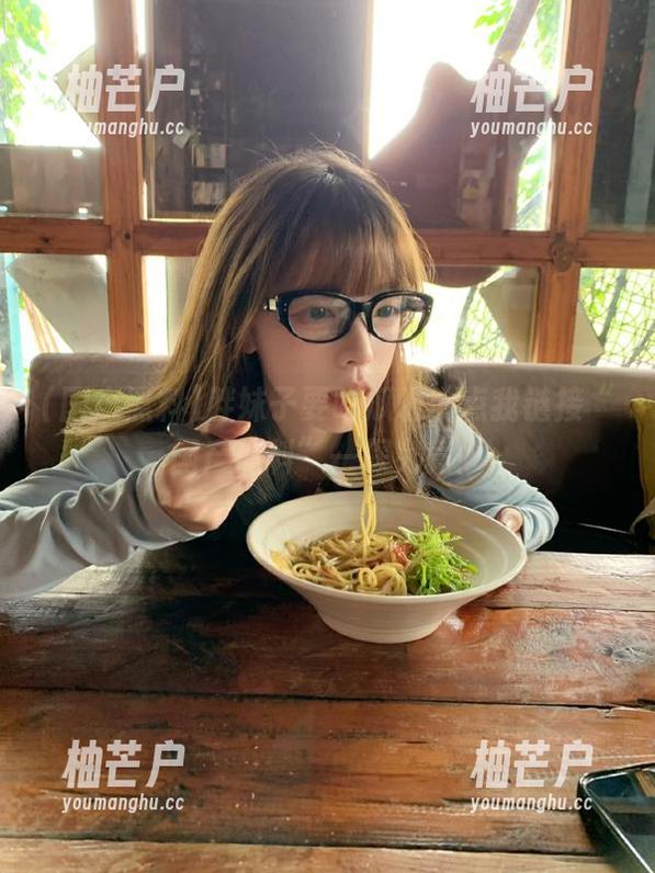 胖妹子要吃瓜啦！点我链接“国产黑料”一探究竟！