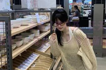 更新又等不及，天天吃瓜网又给我塞了一堆八卦，真有够新鲜的。