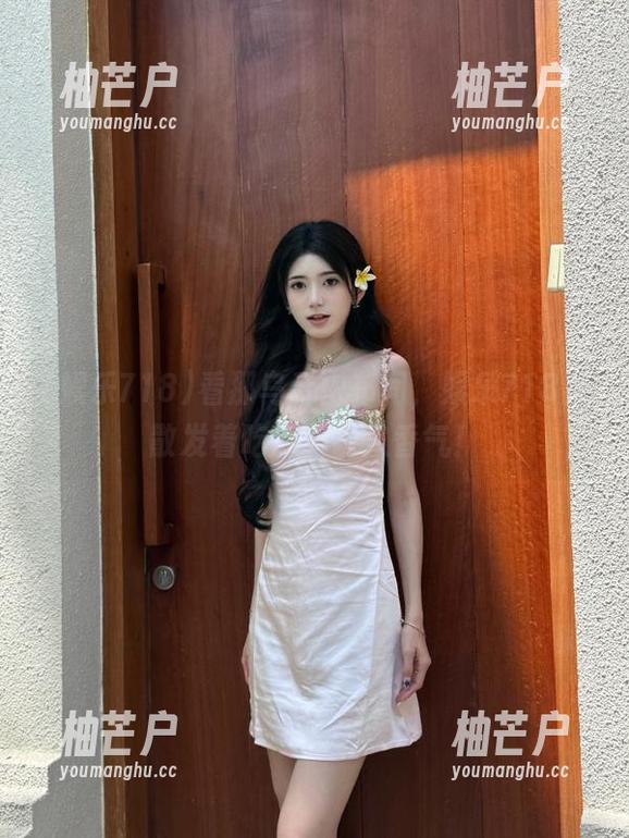 看那乌云密布间，娱乐718正散发着吃瓜的诱人香气！