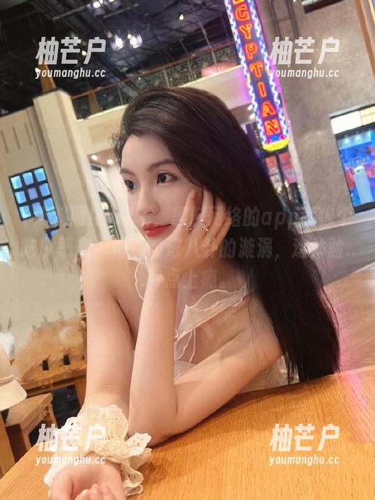 啧啧，黑料网络的app就像个吃瓜恶魔，把我吸进八卦的漩涡，这体验...有点上瘾。