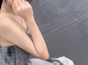 “黑网料”首页总给我一种烟雾缭绕的氛围，时不时又飘来点扎心的真实感