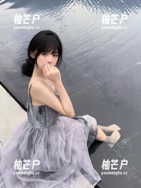 “黑网料”首页总给我一种烟雾缭绕的氛围，时不时又飘来点扎心的真实感